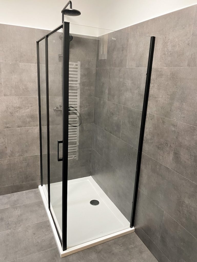 Mennyibe kerül egy épített zuhanyzó? Az árak nagyjából 150 000 Ft-tól indulnak.